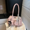 Bolso Boston rosa de cuero brillante con lazos decorativos y bolsillos delanteros - Con Colgante / Rosa
