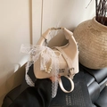 Schicke cremefarbene Umhängetasche mit zarten Spitzenschleifen und Perlenkettendetail - Beige Mit Anhänger