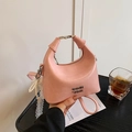 Rosa Halbmondtasche mit Perlen-Spitzen-Anhänger und Goldschnalle auf dunklem Holztisch - Kirschblütenrosa Mit Anhänger