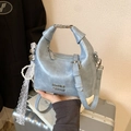 Hellblaue Croissant-Tasche aus Kunstleder mit Perlenanhänger und Metallgriff oben - Meersalzblau Mit Anhänger