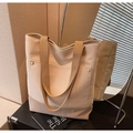 Detalle del bolso de lona con correas caqui y remaches metálicos en escena de estilo - Caqui
