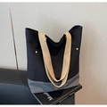 Detalle de bolso cubo de lona bicolor con remaches metálicos y correas anchas - Negro