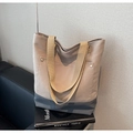 Detalle del bolso de lona con diseño en contraste y bolsillo frontal reforzado - Blanco Roto