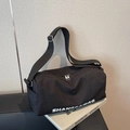 Borsa a cilindro in tela nera con scritta SHANGCAIBAG bianca e tracolla regolabile - Nero