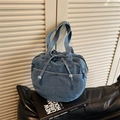 Bolso tote de denim azul con diseño esférico y lazo decorativo en cojín de cuero - Azul claro