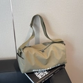 Borsa a tracolla cilindrica in tela verde oliva con stampa e cinturino regolabile - Verde