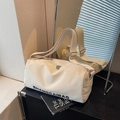 Borsa cilindrica in tela bianco sporco con scritta nera e tracolla larga regolabile - Bianco Sporco