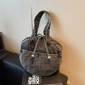 Bolso tote de mezclilla gris oscuro con cierre de cordón y detalles de costura urbana - Gris