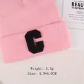 Bonnet en tricot rose avec écusson brodé lettre C en chenille pour sacs et vêtements - Lettre C Présentation Bonnet Rose (GZ-4371)