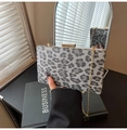 Dettaglio borsa da sera leopardata con chiusura dorata e tracolla a catena sottile - Grigio