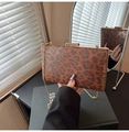 Dettaglio borsa leopardata con montatura in metallo dorato e tracolla a catena - Marrone