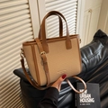Beige gewebte Beuteltasche mit braunem Lederbesatz und verstellbarem Schultergurt - Webdesign / Khaki