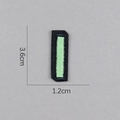 Détail d'un écusson brodé rectangulaire de 3,6x1,2 cm avec bordure noire et centre vert - Lettre I