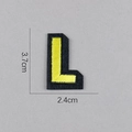 Vue détaillée de la taille de l'écusson brodé lettre L jaune de 3,7 cm de haut et 2,4 cm de large - Lettre L