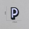 Vue détaillée de l'écusson brodé lettre P, taille 4cm x 2,5cm pour décoration DIY - Lettre P