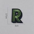 Détail de l'écusson brodé lettre R verte de 3,7cm pour la décoration de vêtements DIY - Lettre R