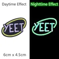 Leuchtender YEET-Stickpatch mit Tag- und Nacht-Glow-Effekten, Größe 6 x 4,5 cm - Leuchtender YEET-Slogan Stickerei-Aufnäher (GZ-5667)