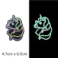 Leuchtender Einhorn-Stickaufnäher mit Tag- und Nacht-Leuchteffekt, Größe 4,7x6,5 cm - Leuchtender Einhorn Stickerei-Aufnäher (GZ-5669)