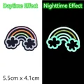 Leuchtender Regenbogen-Stickaufnäher mit Tag- und Nachteffekt, Größe 5.5cm x 4.1cm - Leuchtender Regenbogen Wolke Stickerei-Aufnäher (GZ-5671)