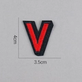 Détail de l'écusson brodé lettre V rouge et noir avec dimensions 4cm x 3.5cm pour sacs - Lettre V