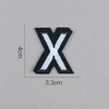 Détail macro de l'écusson brodé lettre X noir et blanc avec mesure de 4 cm de hauteur - Lettre X
