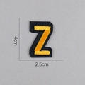 Détail de l'écusson brodé lettre Z jaune avec dimensions précises de 4 cm x 2,5 cm - Lettre Z