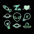 Lot d'écussons brodés fluorescents avec motifs d'extraterrestres et planètes - Ensemble Espace Phosphorescent (Lot de 9)