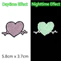 Leuchtender Herz-EKG-Stickaufnäher für DIY-Deko, 5.8x3.7cm leuchtet im Dunkeln Effekt - Herz EKG Stil (GZ-5694)