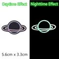 Leuchtender Saturn Planeten-Stickaufnäher mit Tag- und Nacht-Leuchteffekten - Planet Stil (GZ-5695)