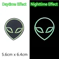 Écusson brodé extraterrestre lumineux avec effet de lueur jour et nuit 5.6x6.4cm - Style Tête d'Extraterrestre (GZ-5696)