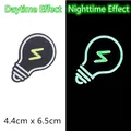 Écusson brodé ampoule luminescente avec effet jour et nuit mesurant 4.4x6.5cm - Style Ampoule Éclair (GZ-5697)