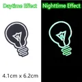Écusson brodé ampoule lumineuse avec effets jour et nuit, dimensions 4,1 x 6,2 cm - Style Ampoule Classique (GZ-5698)