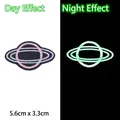 Écusson brodé planète Saturne luminescent pour décoration DIY de 5,6cm x 3,3cm - Style Planète Violette (GZ-5699)