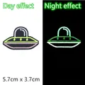 Écusson brodé OVNI phosphorescent montrant les effets de jour et de nuit - Style Soucoupe Volante (GZ-5700)