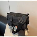 Schwarze Kuriertasche aus Nylon mit Doppelverschluss und verstellbarem Schultergurt - Schwarz