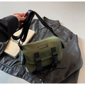 Armeegrüne Nylon Umhängetasche mit Doppel-Steckschnallen und verstellbarem Schultergurt - Grün