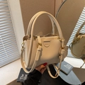 Elegante cremeweiße Beuteltasche aus Leder mit Tragegriff und süßem Bärenanhänger - Cremeweiß
