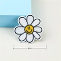 Écusson brodé tournesol de 6cm avec sourire pour décoration de vêtements DIY - Style de Fleur Souriante Pétales Blancs Centre Noir(GZ-5702)