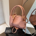 Rosa Eimertasche aus Leder mit Welpenanhänger und verstellbarem Schultergurt - Rosa