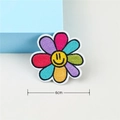 Écusson tournesol arc-en-ciel avec smiley et pétales colorés de 6cm pour vêtements DIY - Style de Fleur Souriante Pétales Arc-en-ciel Centre Jaune(GZ-5706)