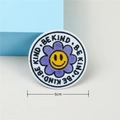 Écusson brodé tournesol violet 6cm avec smiley jaune et texte Be Kind écrit - Style Rond Violet Be Kind(GZ-5709)