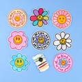 Lot de 8 écussons fleurs souriantes colorées avec kit de couture pour déco vêtements - Motifs de Fleurs Souriantes Multi-styles Avec Kit Fil et Aiguille