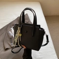 Elegante borsa a secchiello nera con trama intrecciata e ciondolo decorativo per il tempo libero - Con Ciondolo / Nero