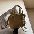 Borsa a secchiello verde oliva intrecciata con tracolla e ciondolo giallo decorativo - Con Ciondolo / Verde