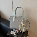 Borsa a secchiello grigio chiaro con trama intrecciata, orsetto e tracolla regolabile - Con Ciondolo / Azzurro