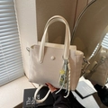 Sac seau beige à texture tressée avec poignée et accessoire décoratif - Avec Pendentif / Blanc