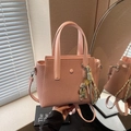Sac seau tissé rose chic avec pendentif chiot et bandoulière amovible réglable - Avec Pendentif / Rose