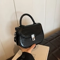 Schwarze Satteltasche mit Krokodilprägung, silberner Metallschnalle und Tragegriff - Schwarz