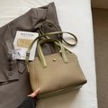 Sac seau tissé vert olive avec bandoulière en cuir dans un décor intérieur élégant - Sans pendentif / Vert