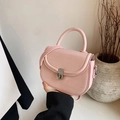 Minimalistische hellrosa Satteltasche mit Kunstledertextur und silberner Schnalle - Rosa
